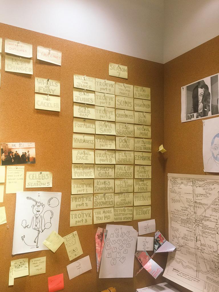 [id5592362|Катю Клэп] пригласили в главный офис Cartoon Network (sic!), где она взяла интервью у Дж. Дж. Куинтела (создателя Regular Show) и наделала кучу фоток, проспойлерив названия всех серий 7 сез...