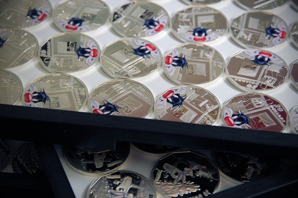 В честь 75-летия Багза Банни Королевский Канадский монетный двор в сотрудничестве с Warner Bros. выпустит коллекционные монеты с персонажами Луни Тьюнз по 190$, среди которых имеется килограммовая мон...