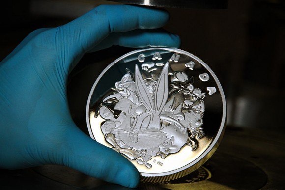 В честь 75-летия Багза Банни Королевский Канадский монетный двор в сотрудничестве с Warner Bros. выпустит коллекционные монеты с персонажами Луни Тьюнз по 190$, среди которых имеется килограммовая мон...